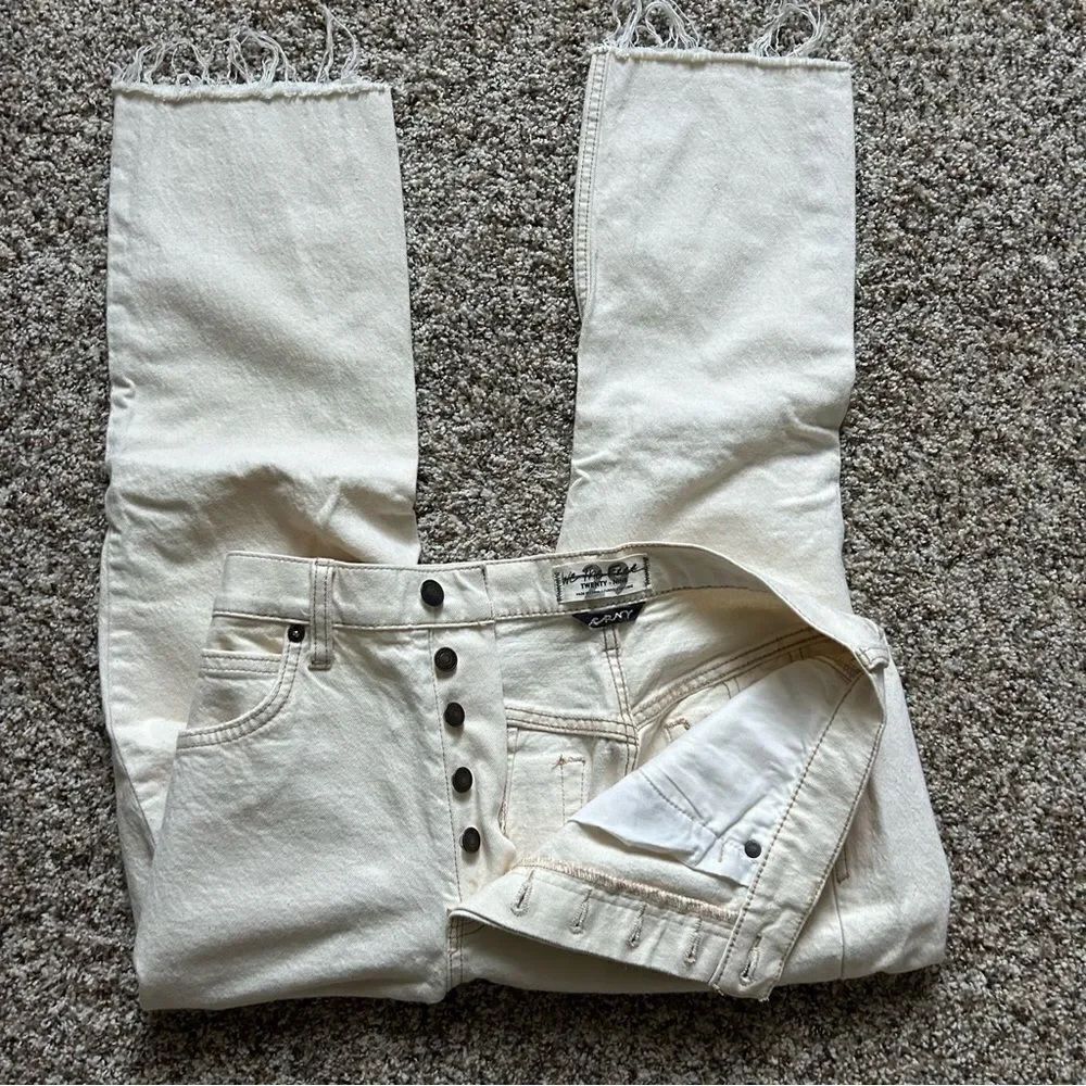 We The Free Women’s Cream Curvy Ankle Cropped Distressed Button Up Jeans Size 29
